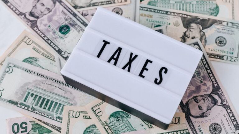 Qu&rsquo;est-ce que la flat tax et comment s&rsquo;applique-t-elle à vos investissements ?
